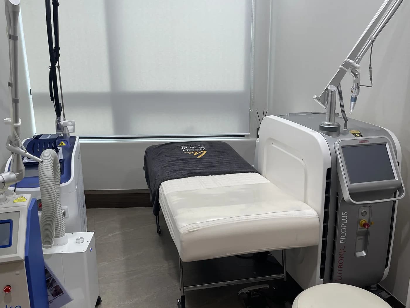 Treatment room with aesthetic equipment in Seoul